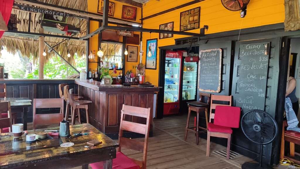 Interiér tradiční restaurace s dřevěným vybavením