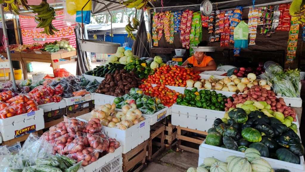 Tradiční restaurace v Belize s bílými ubrusy
