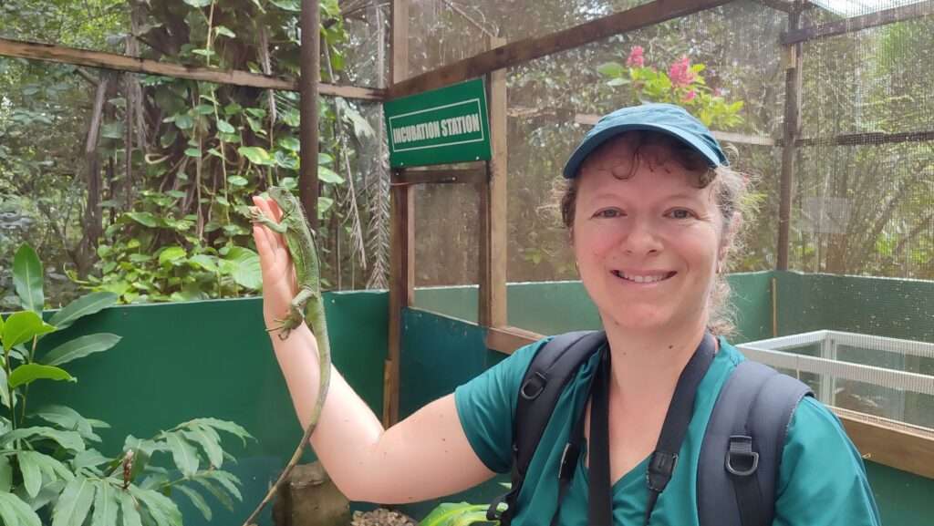 Turistka s leguánem ve stanici pro záchranu zvířat v Belize