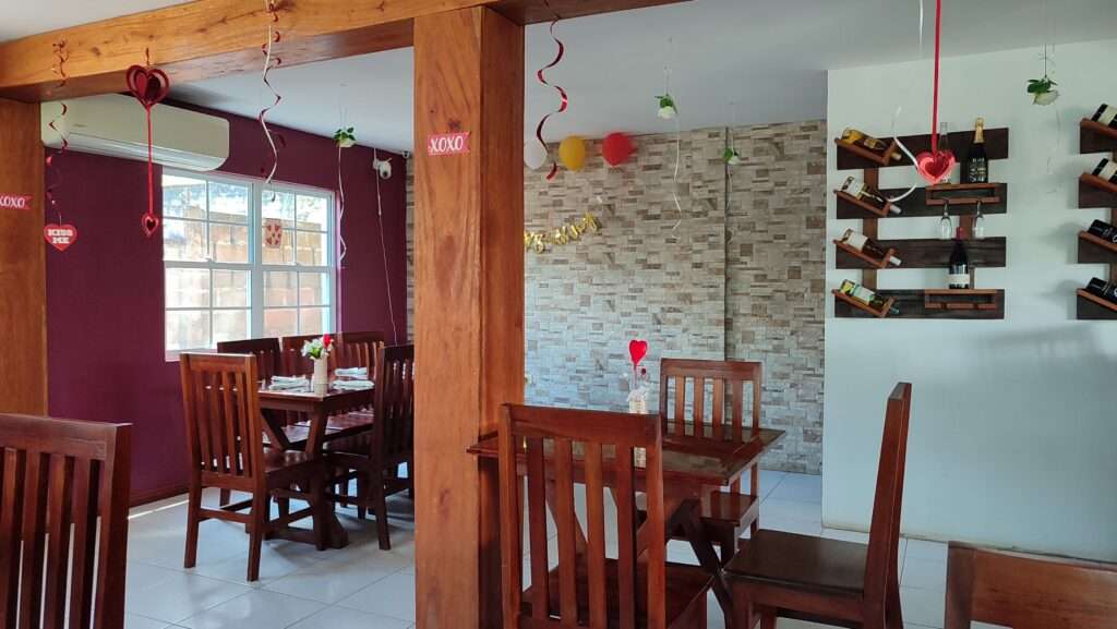 Interiér rustikální restaurace v Belize
