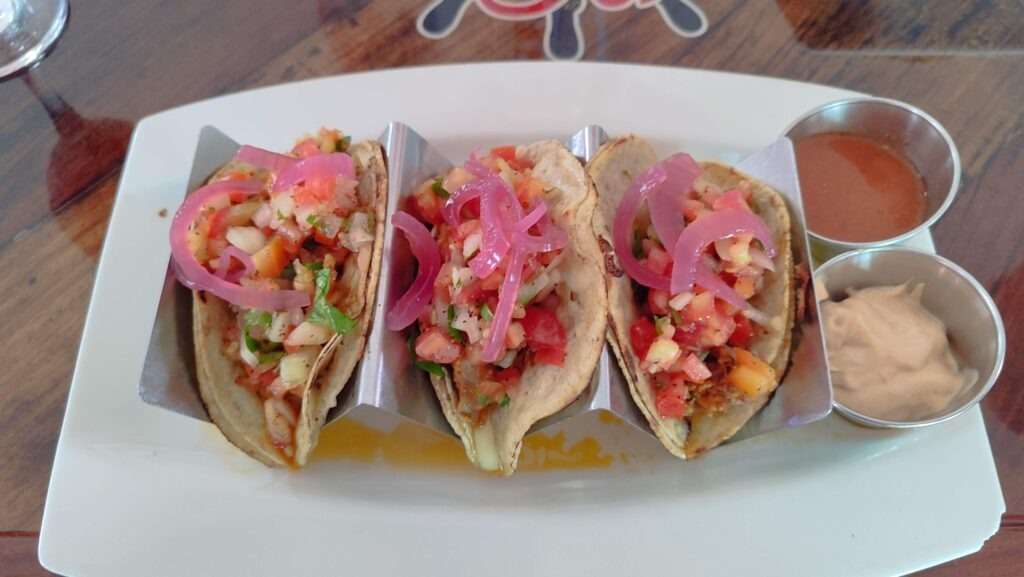Tacos s čerstvou zeleninou a masem v mexické restauraci