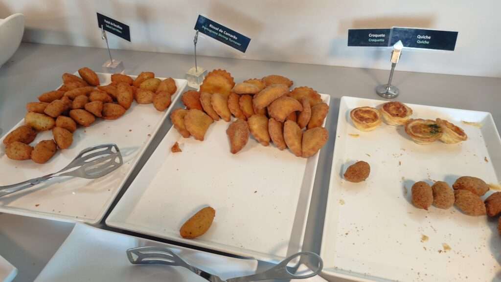 mažené krokety a jiné portugalské pokrmy na bufetovém stole