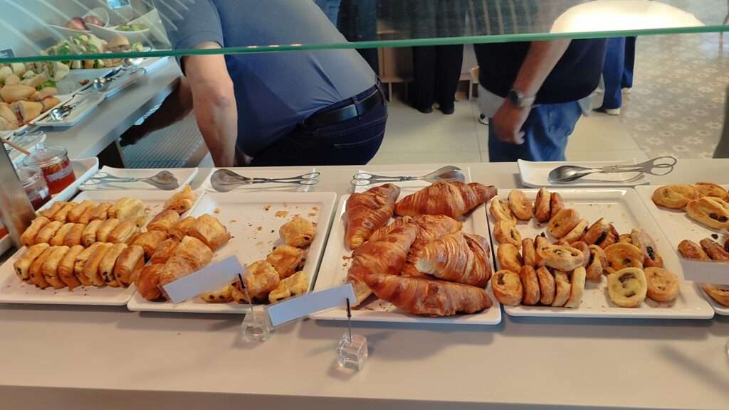 Sladké pečivo a sladké koláčky v letištním salónku