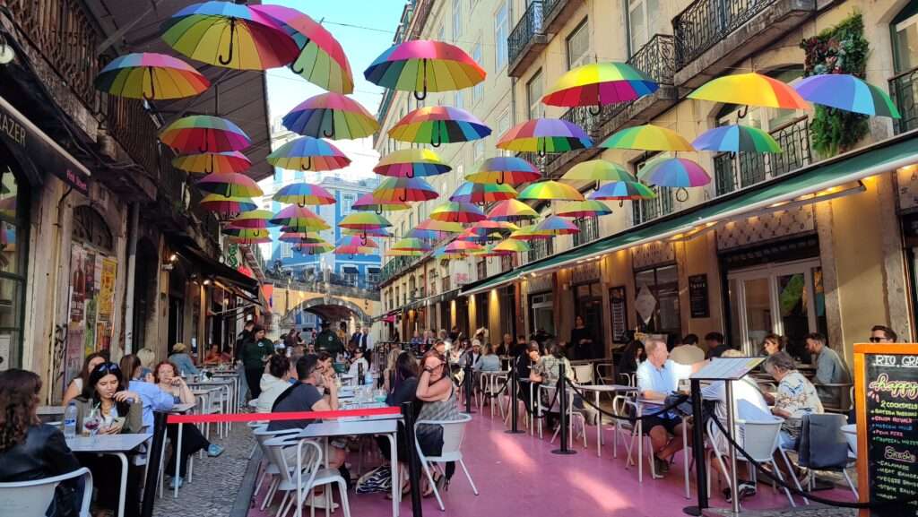 Barevné deštníky nad ulicí v historickém centru Lisabonu v Pink street
