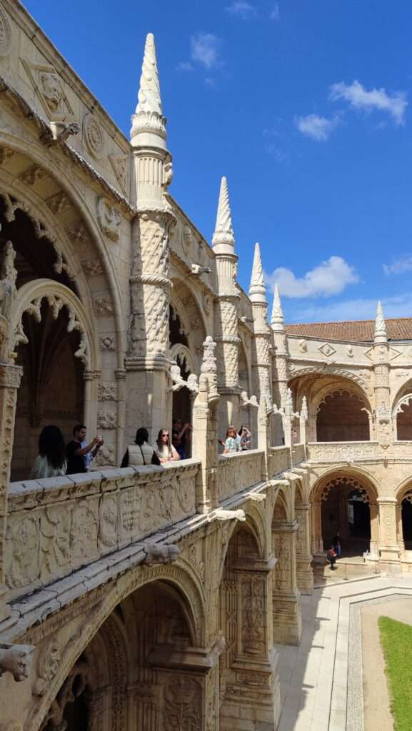 Pohled z ochozu kláštera Jeronýmů na jeho gotickou architekturu