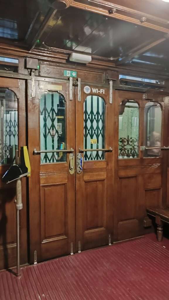 Detail dřevěného interiéru výtahu Santa Justa v Lisabonu