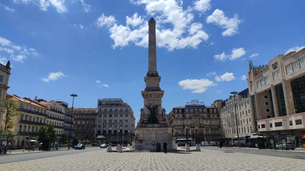 Sloup na Praça Restauradores v Lisabonu s modrou oblohou