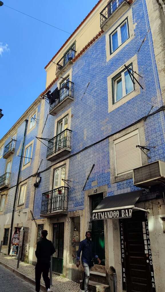 Barevné domy s kachlíky azulejos v historické čtvrti Alfama v Lisabonu