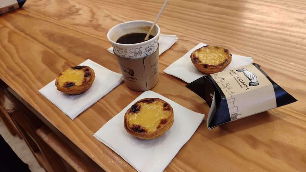Tradiční portugalské pasteis de nata a káva v kavárně