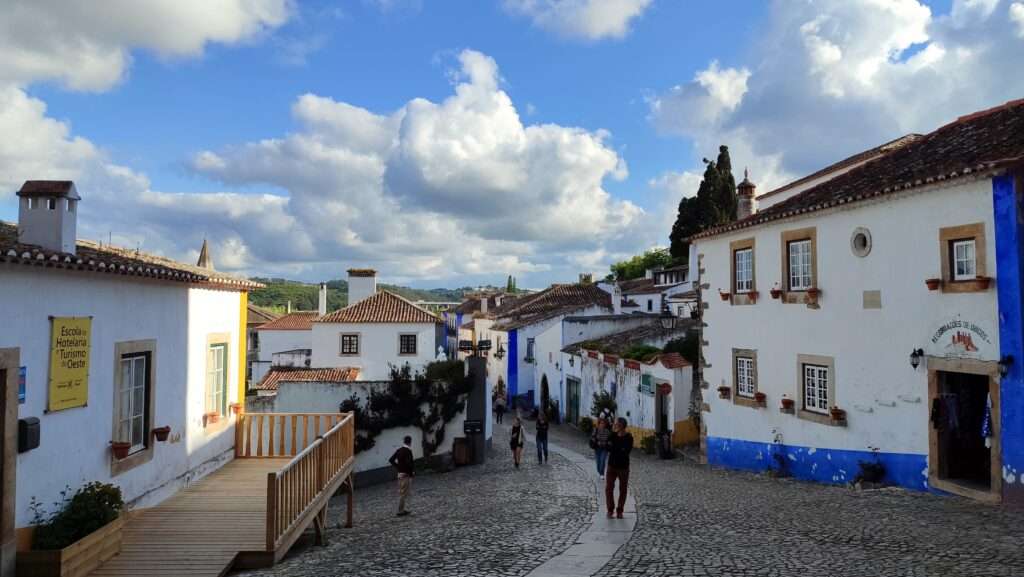malebná ulička v centru města Óbidos s bílými fasádami
