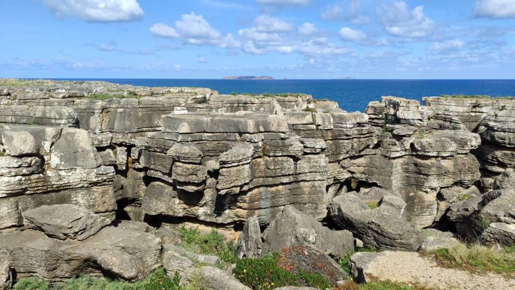 Pobřeží Atlantiku s tyrkysovým mořem v Peniche
