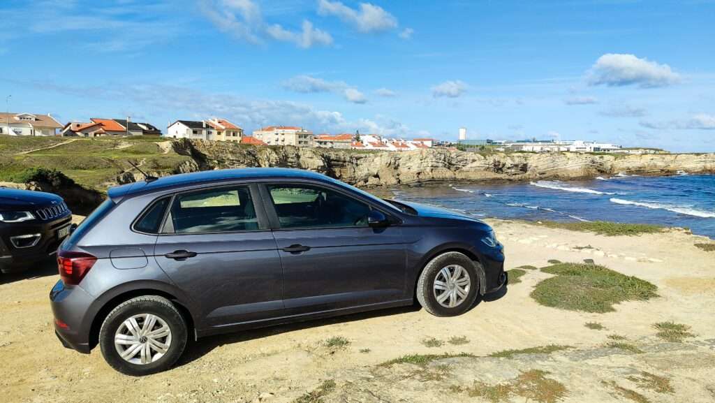 Pohled na oceán a zaparkované auto u skalnatého útesu v Portugalsku