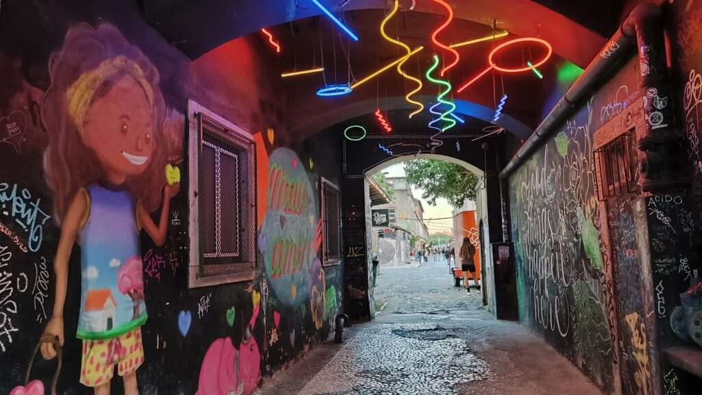 Vstup do kreativní zóny LX Factory s barevnými světly a street artem