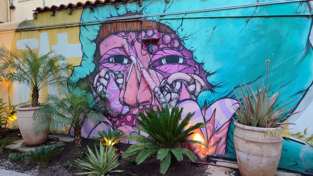 Street art portrét ženy na stěně v Lisabonu, Portugalsko