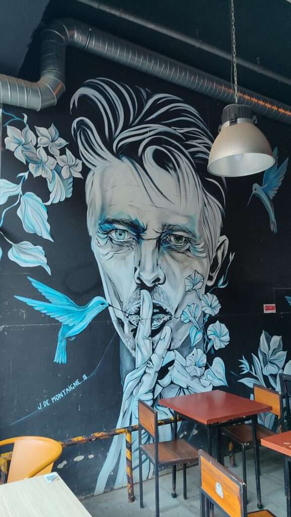 Mural muže v modrých tónech – moderní street art v Lisabonu