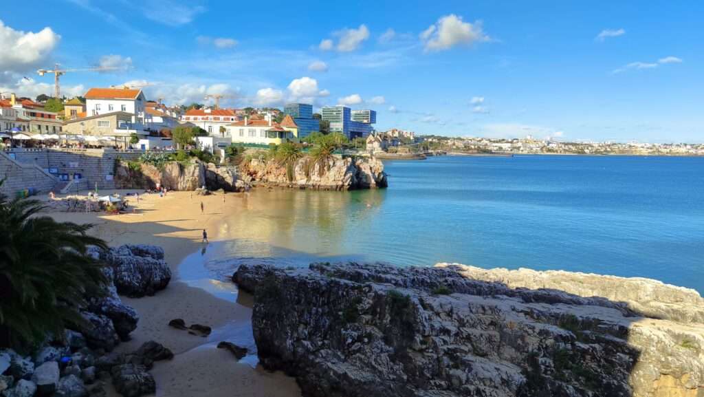 Pobřeží Cascais s klidnou pláží