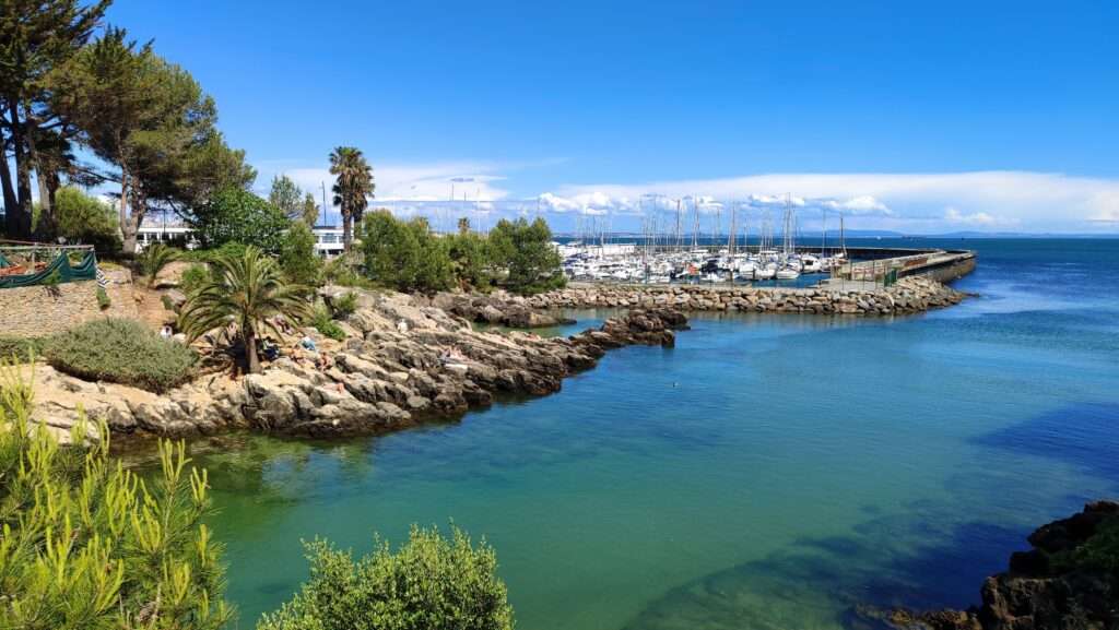Pobřeží Cascais s klidnou zátokou a přístavem v Portugalsku
