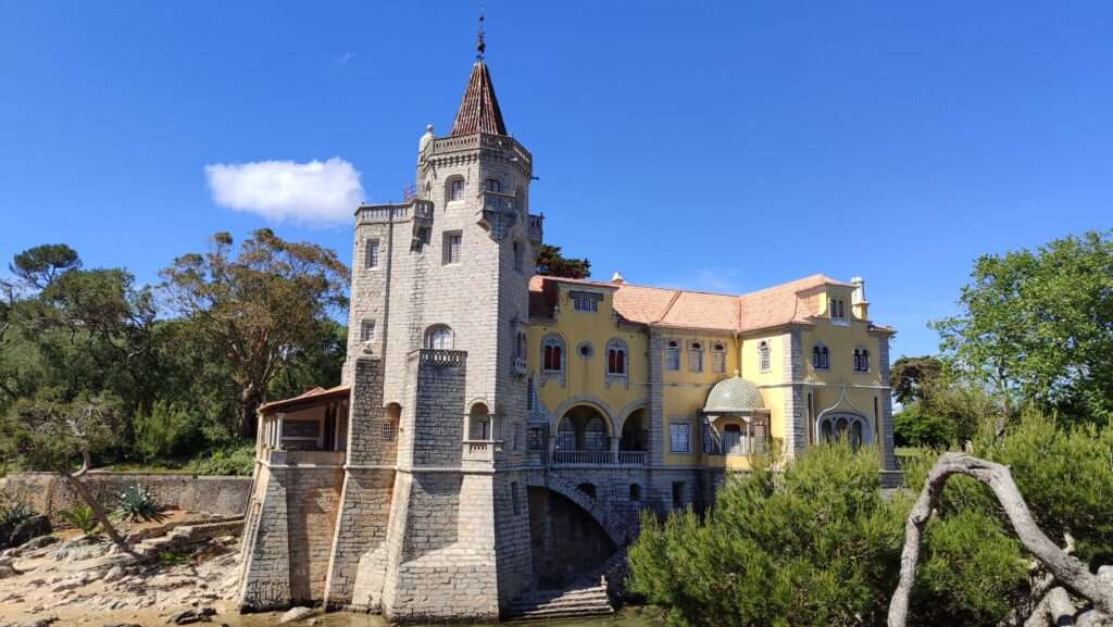 Romantická architektura u oceánu ve městě Cascais