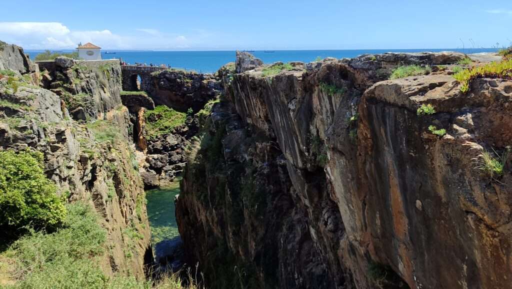 Dramatické útesy u Atlantiku v Cascais, Portugalsko