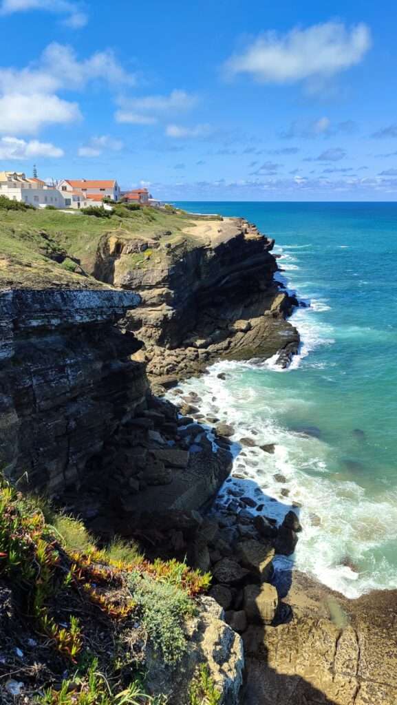 Skalní pobřeží s dramatickými útesy u Azenhas do Mar, Portugalsko