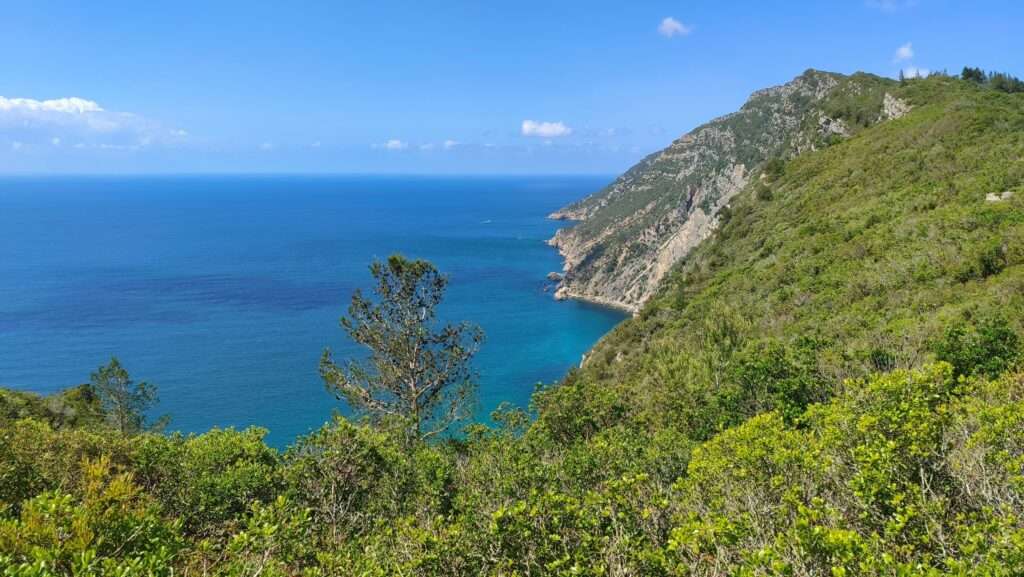 Pohled z útesu na oceán v národním parku Arrábida v Portugalsku