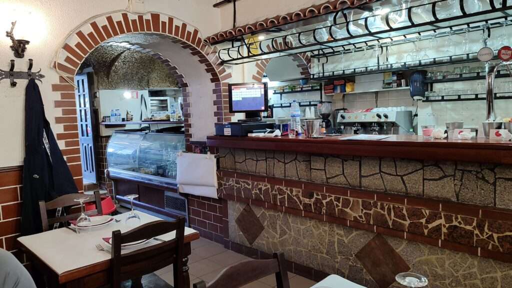 Tradiční portugalský bar s keramickými dlaždicemi