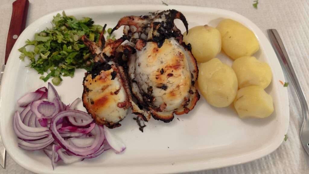 Grilovaná sépie s bramborem a cibulí – tradiční portugalská kuchyně