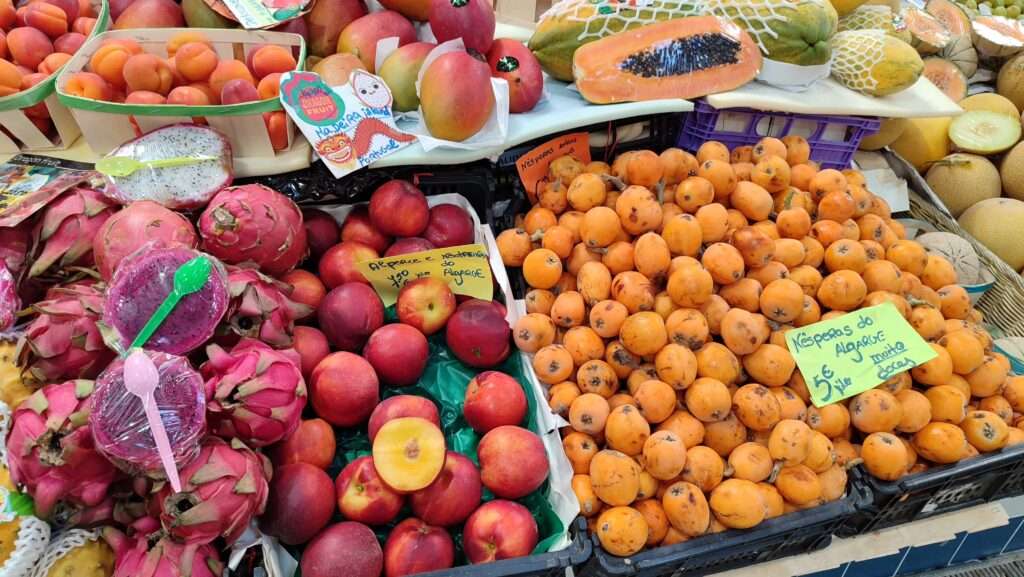 Sezónní ovoce a zelenina na portugalském farmářském trhu