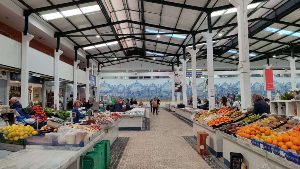 Krytý rybí trh s čerstvými produkty u Lisabonu