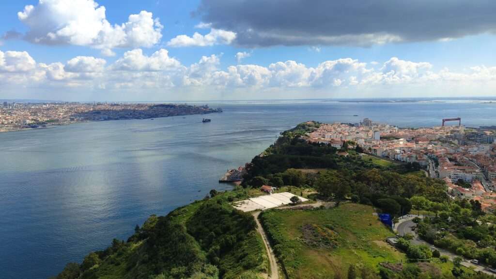 pohled z vyhlídky na řeku Tejo v Lisabonu