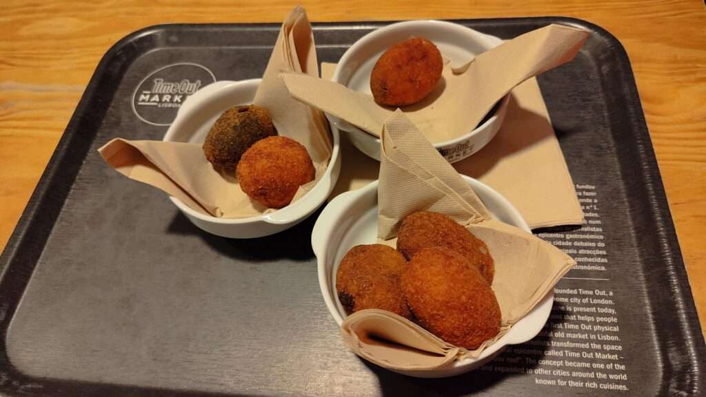 Bacalao krokety servírované v miskách na trhu v Lisabonu