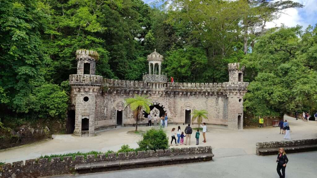 Hlavní brána a nádvoří u paláce Regaleira, Sintra, Portugalsko