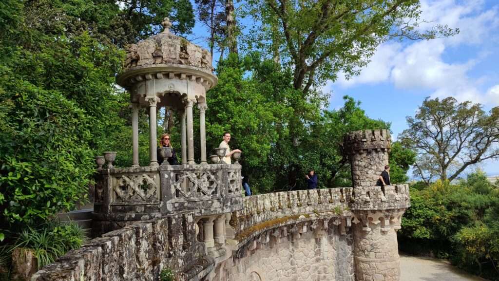 Klenuté schodiště a dekorace v paláci Quinta da Regaleira v Portugalsku