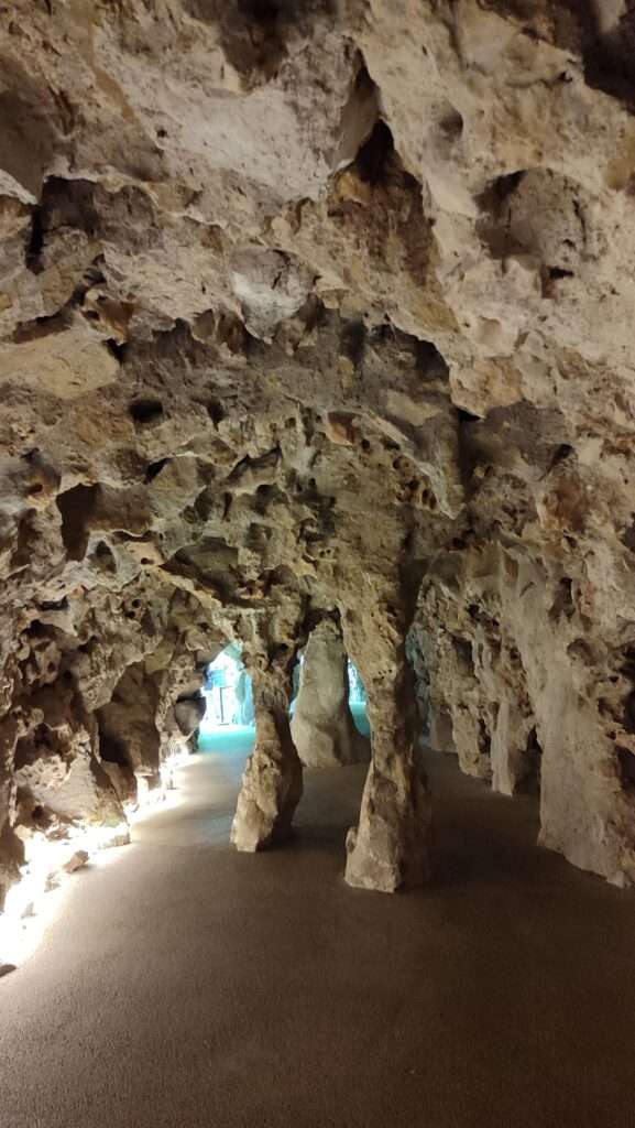 Tajemná jeskyně a tunel v zahradách Quinta da Regaleira