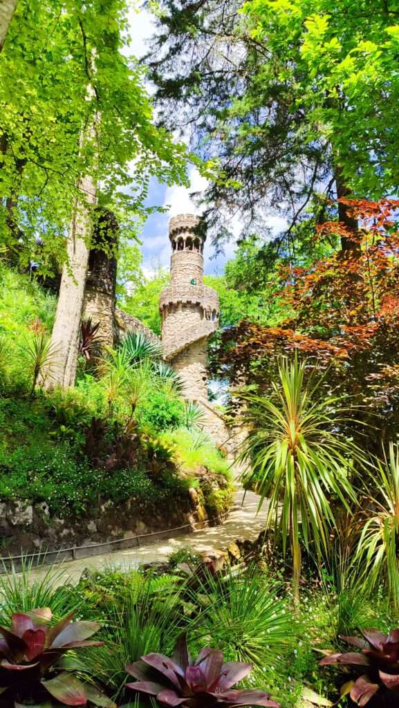 Zahrady a zeleň kolem paláce Quinta da Regaleira v Sintře