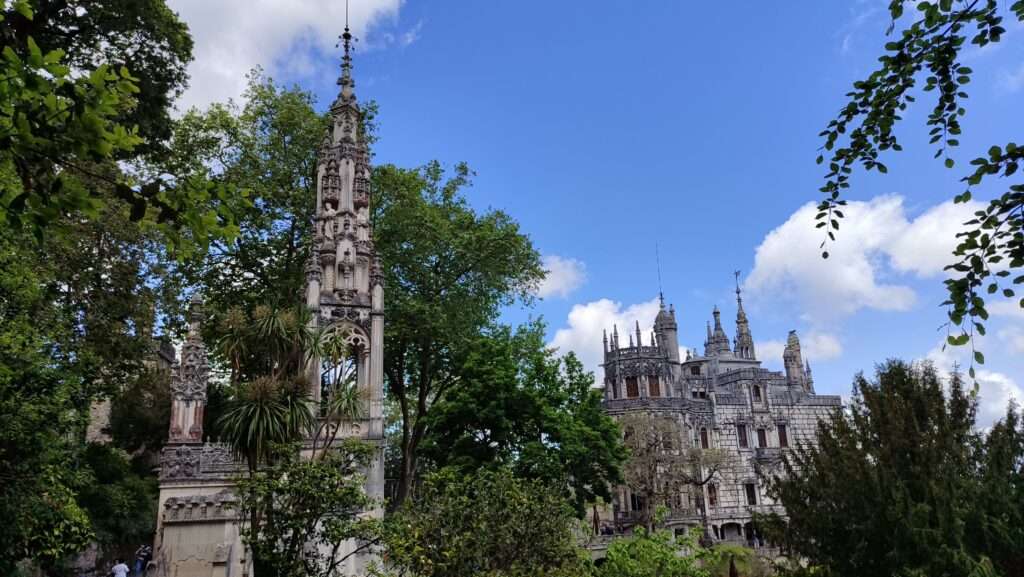 Romantický palác Quinta da Regaleira v Sintře, Portugalsko