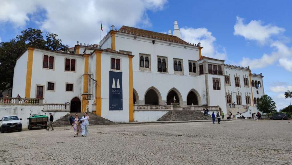 Palác v historickém centru města Sintra s kavárnami a lidmi