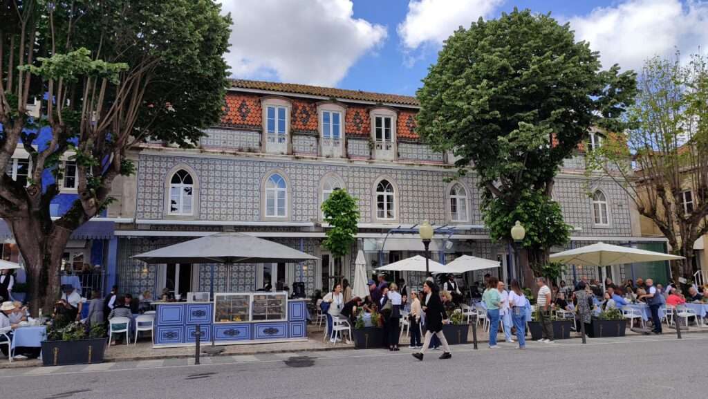 Náměstí v historickém centru města Sintra s kavárnami a lidmi