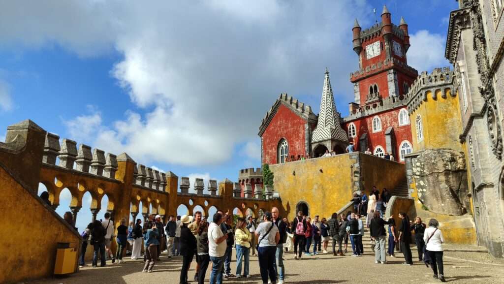 Turisté u paláce Pena v Sintře – ikonické místo v Portugalsku