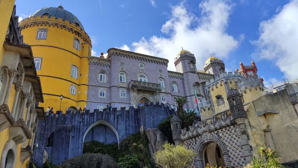 Barevné věže a stěny Palácio da Pena, Sintra – romantická architektura