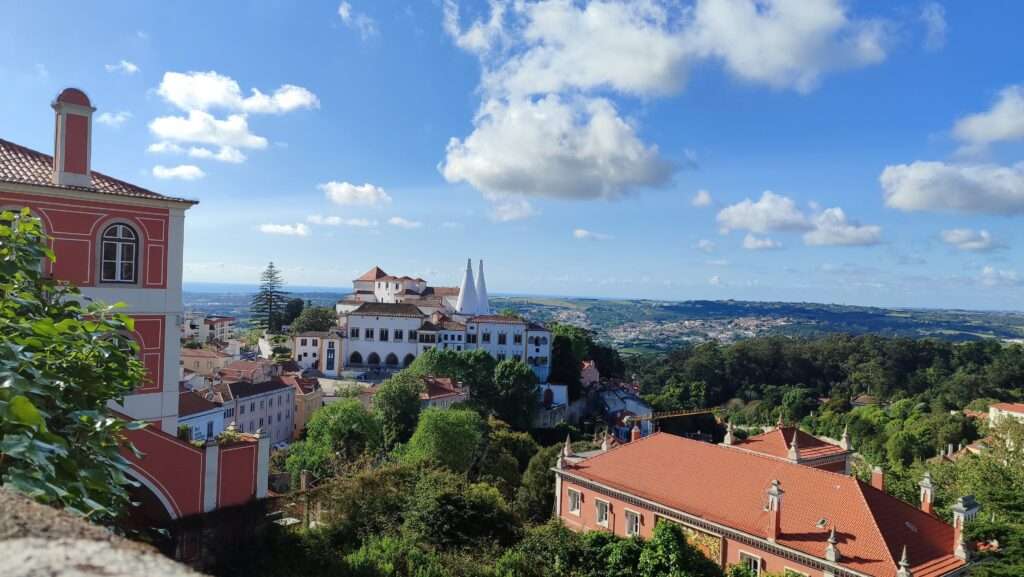 Panoramatický výhled na Sintru z věže paláce Pena v Portugalsku