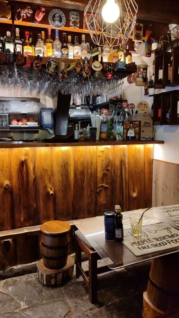 Interiér restaurace a pohled na bar