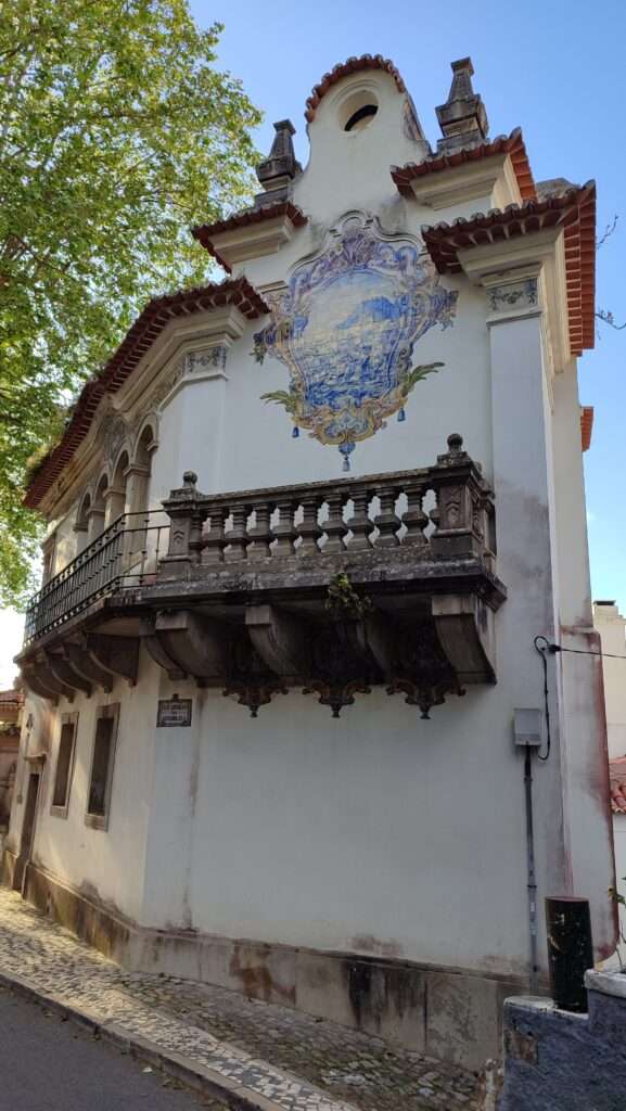 Detail fasády paláce Pena se sochou a tradičními azulejos