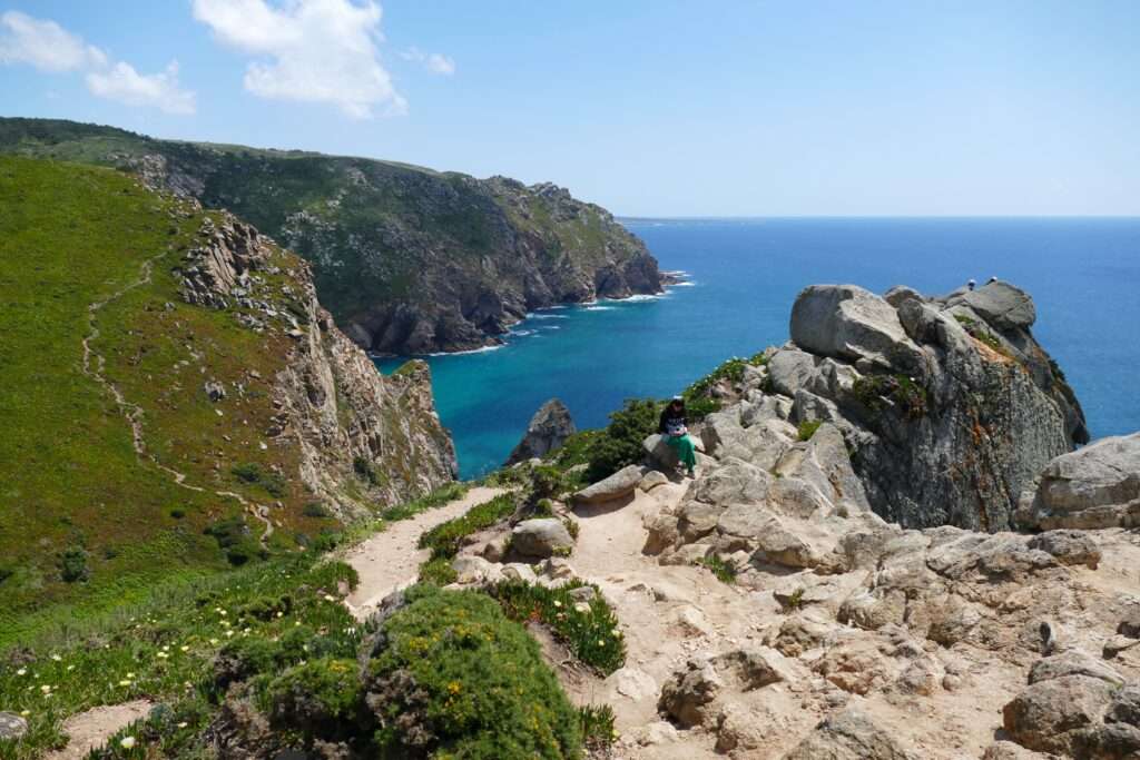 Pohled z výšky na skály a oceán u Cabo da Roca