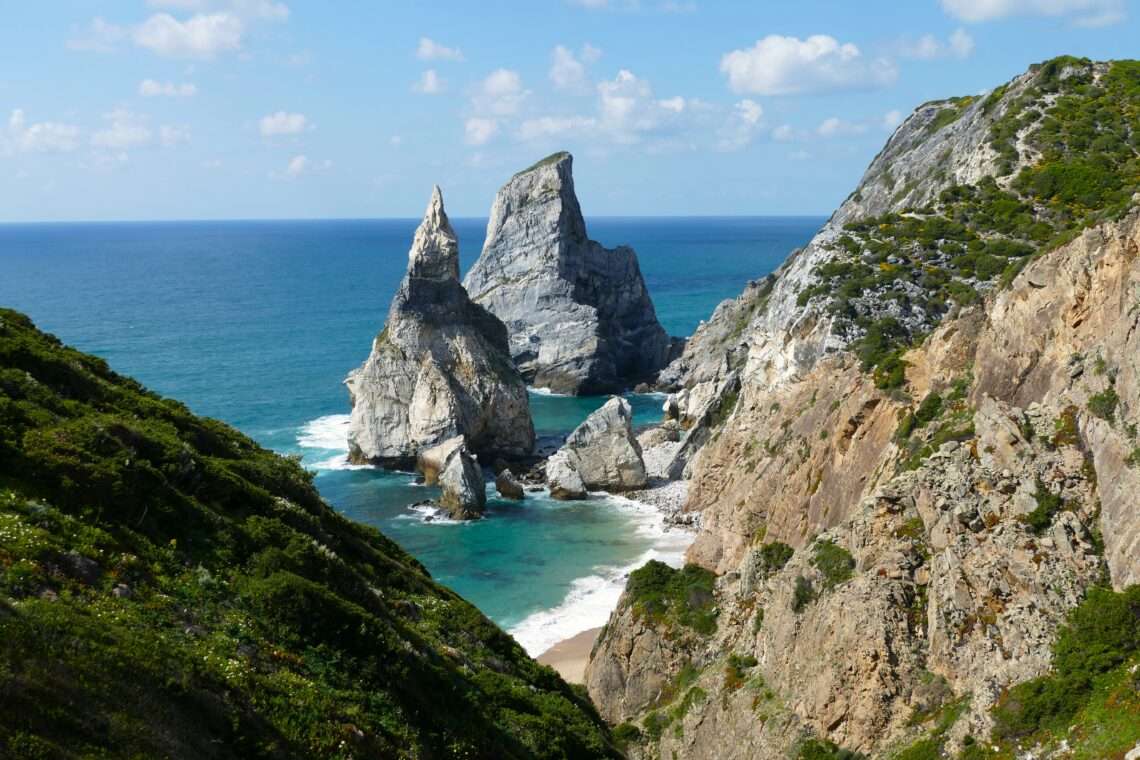 Dvojice ikonických skal na Praia da Ursa v Portugalsku
