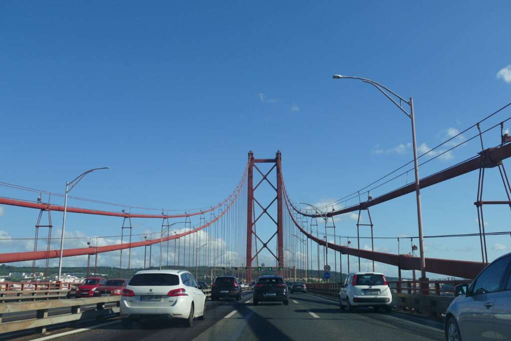 Panoramatický pohled na most Ponte 25 de Abril z nábřeží