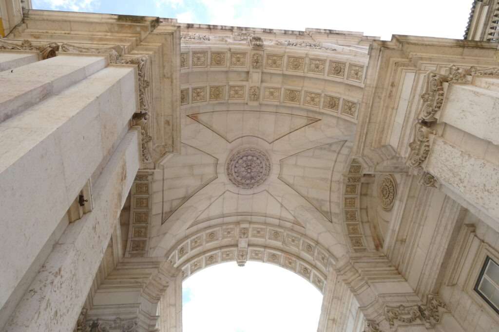 Detail vítězného oblouku Arco da Rua Augusta zespodu