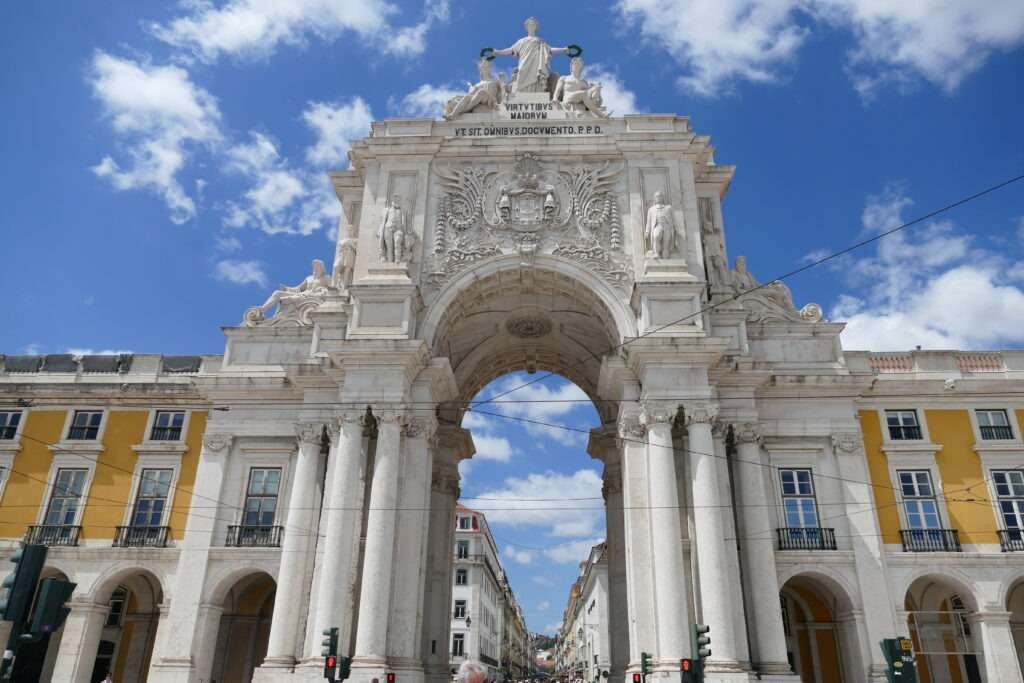 Vítězný oblouk Arco da Rua Augusta na Praça do Comércio v Lisabonu