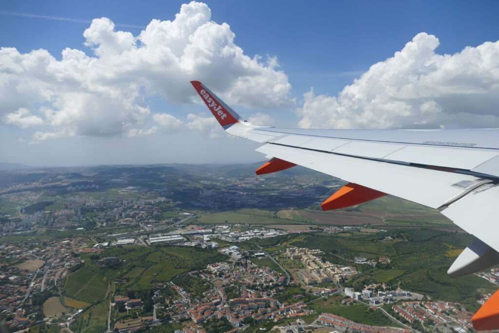 Letadlo EasyJet během letu s výhledem na krajinu pod ním