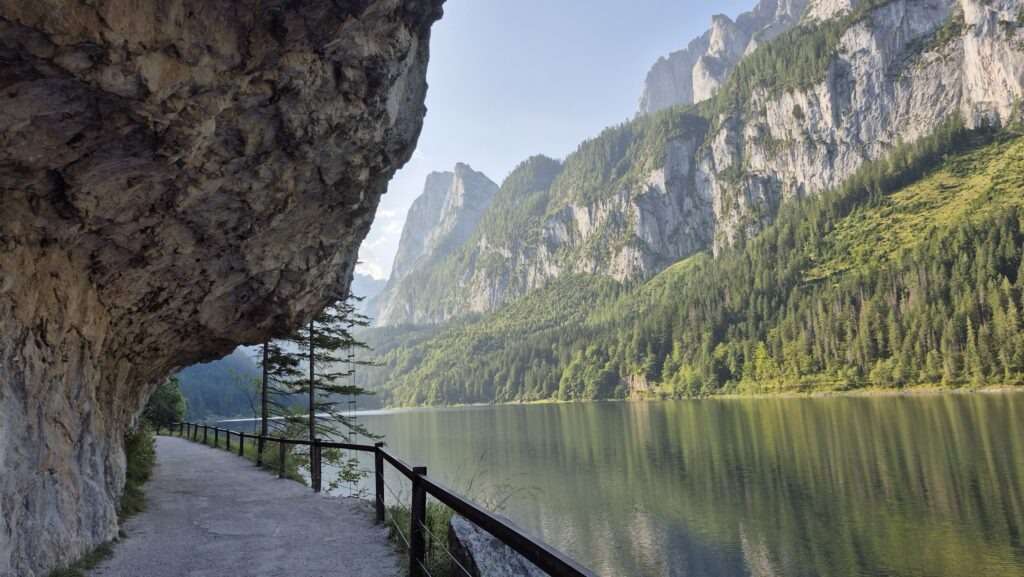 Vyhlídková cesta podél jezera Gosausee
